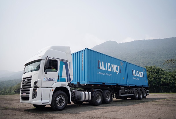 Transporte rodoviário de container na costa: como funciona e sua importância na logística