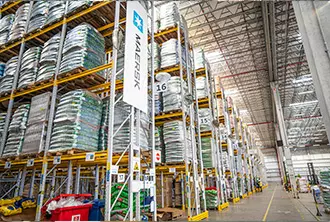 Inside Aliança’s warehouse in Cajamar, with shelves and pallets.