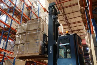 Forklift moving boxes between the shelves of Aliança’s warehouse in Manaus.