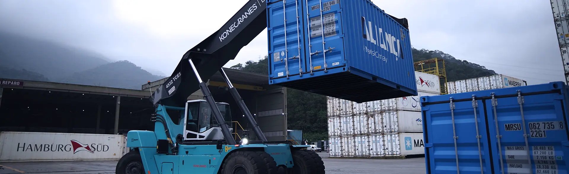 Empilhadeira movimentando contêiner da Aliança em terminal.