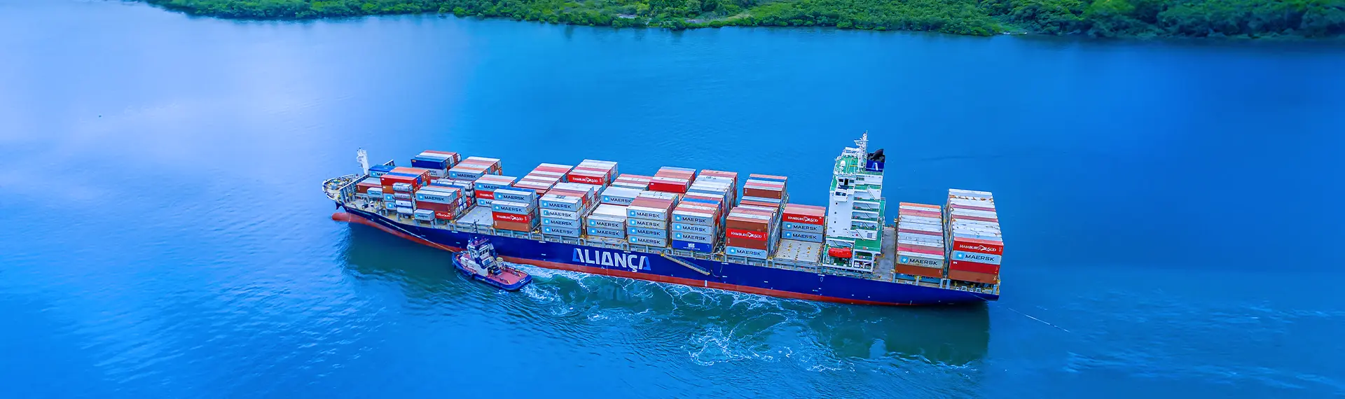Aliança vessel sailing alongside a tugboat