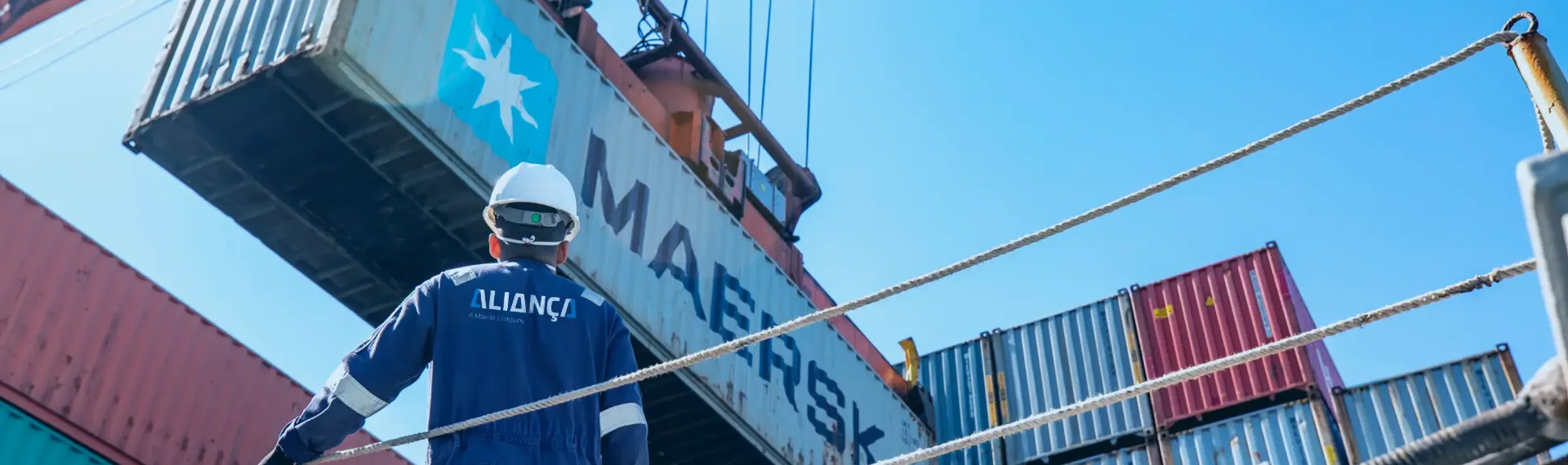 Aliança operator watching a Maersk container being lifted at the port.