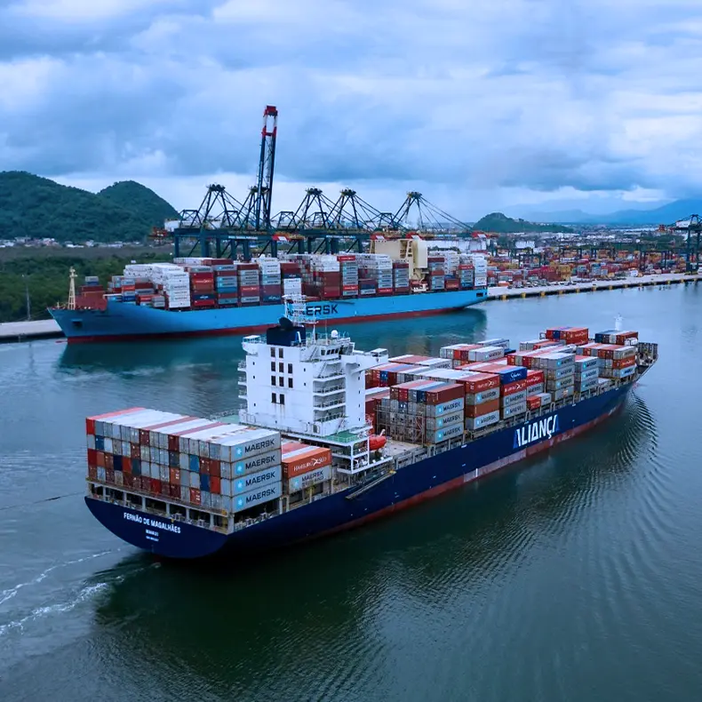 Navios da Maersk e da Aliança no porto.
