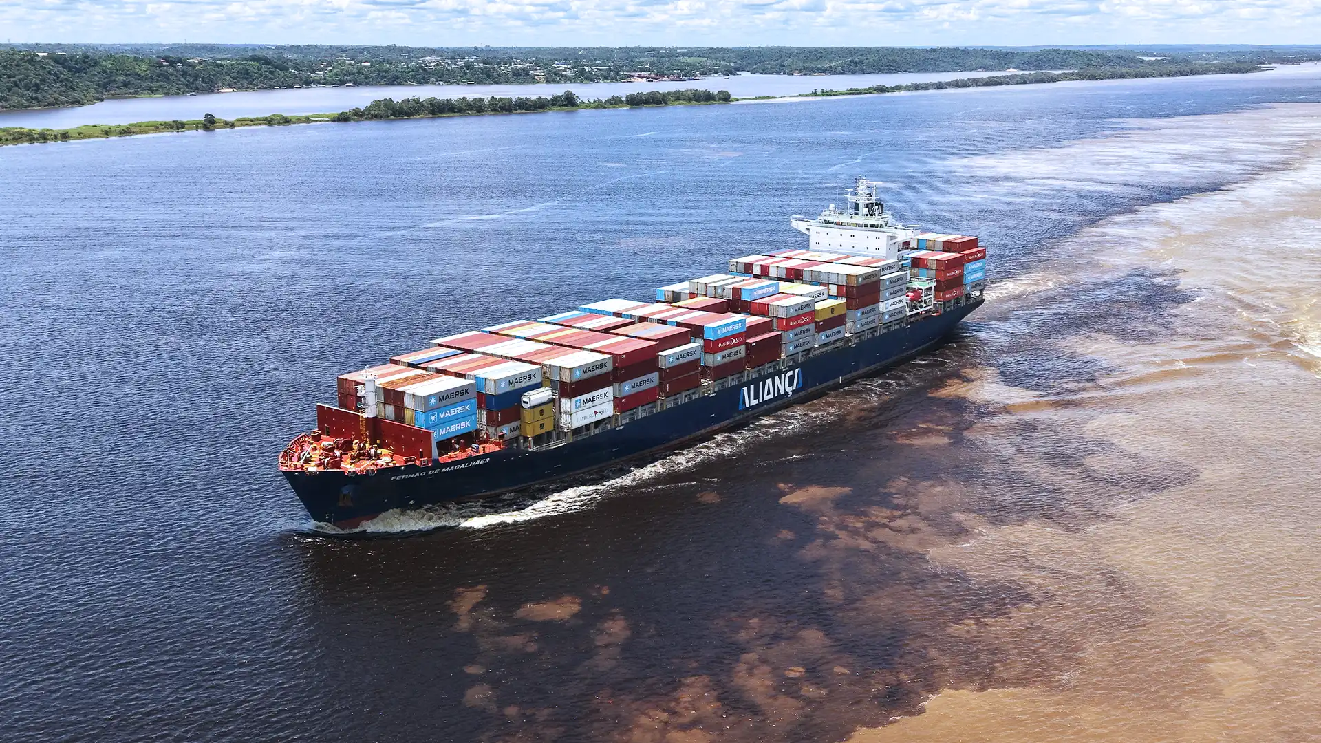 Navio porta-contêineres da Aliança navegando em um rio.