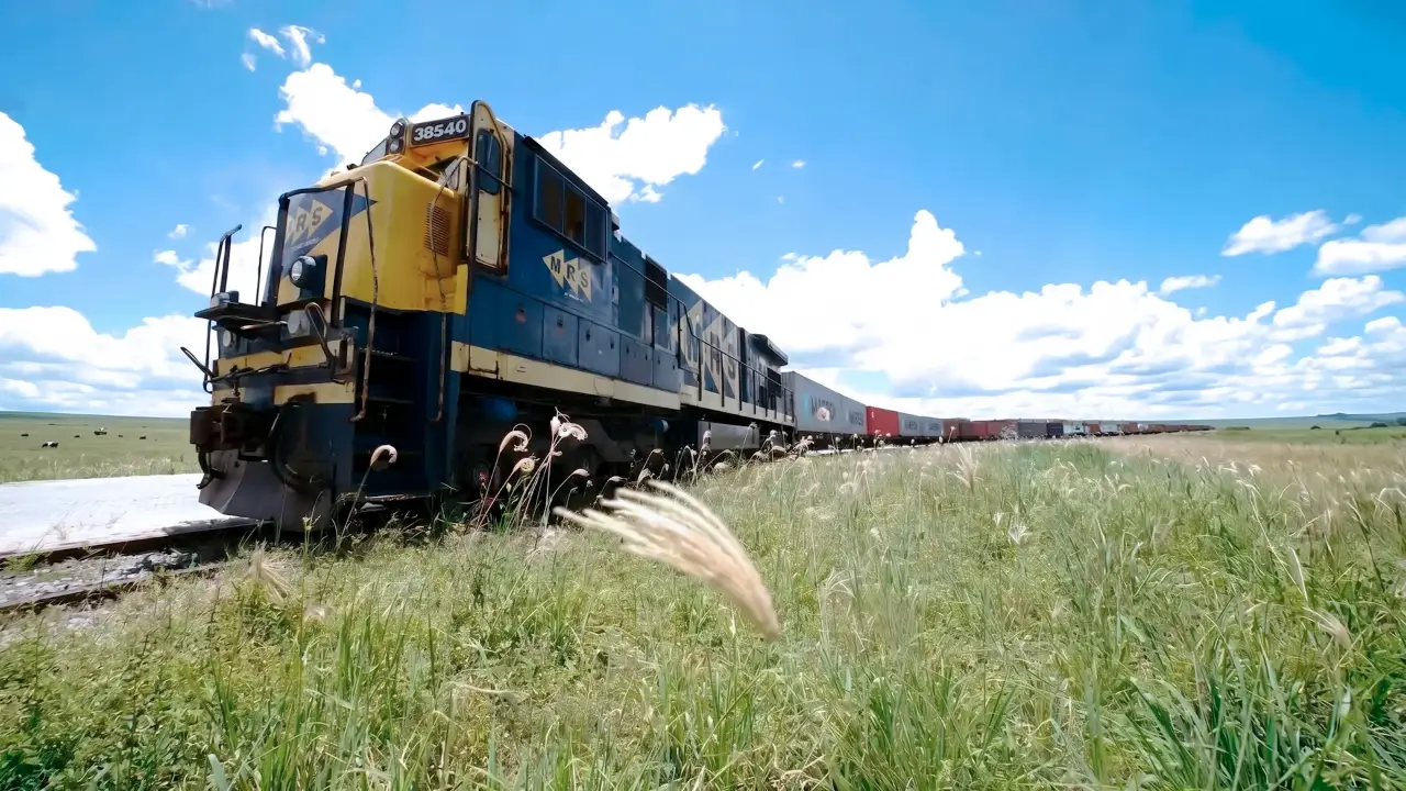Locomotiva puxando vagões com contêineres da Aliança.