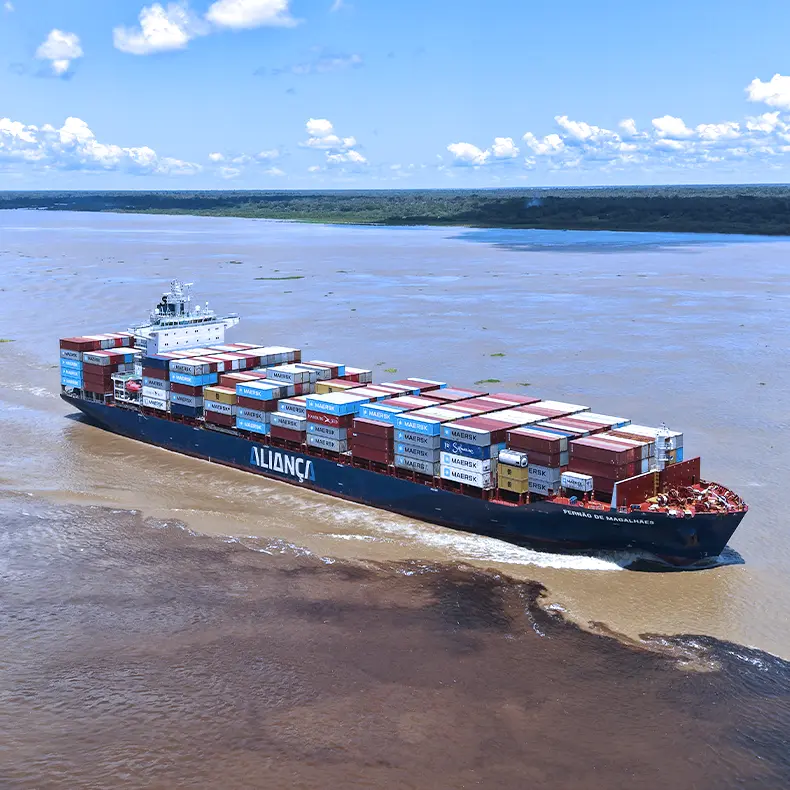 Navio porta-contêineres da Aliança navegando pelo Rio Amazonas.